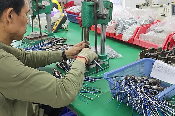 Install metal sealing ring